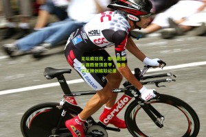 足坛疯狂夜，那不勒斯八连胜登顶意甲，皇马三红牌创尴尬纪录